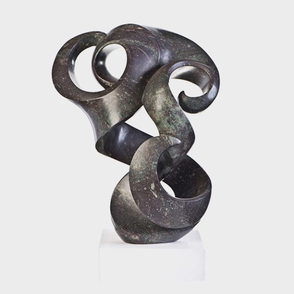 Verschlungende, abstrakte Tanzskulptur aus schwarzem Cobaltstone vom Bildhauer Kudzanai Dambadza