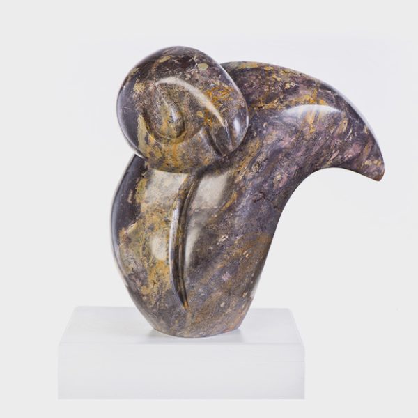 Abstrakte, moderne träumende Skulptur aus rotorangenem Cobaltsone vom Bildhauer Skebiosi Mugugu