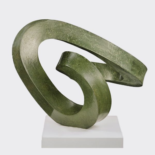 Abstrakte, moderne Knoten Skulptur "Der endlose Weg" aus grünlichem Serpentin vom Bildhauer Washington Matafi