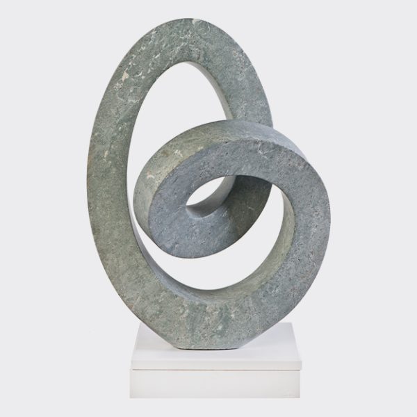 Abstrakte, moderne Knoten Skulptur "Der endlose Weg" aus hellgrauen Serpentin vom Bildhauer Washington Matafi