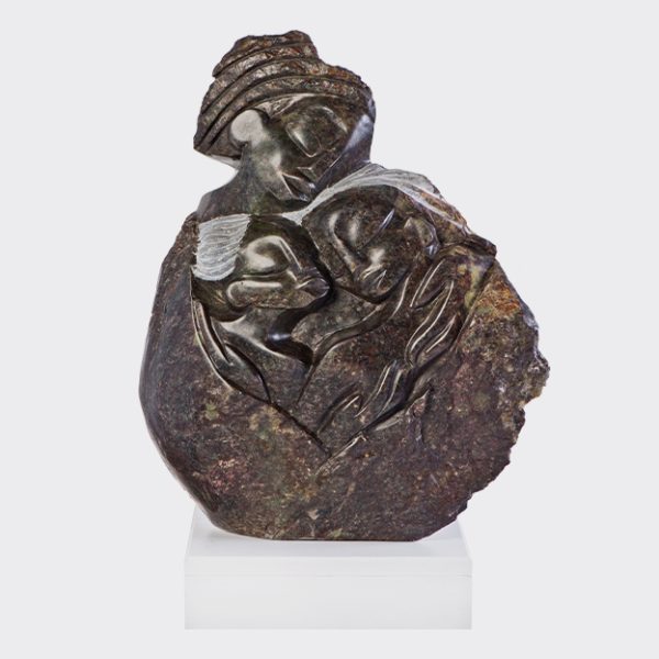 Family Skulptur – Mutter mit zwei Kindern aus braunem Cobaltstone vom Bildhauer Witness Bonjisi