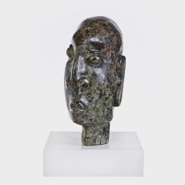 Skulptur eines Kopfes aus grau-grünlichen Serpentin vom Bildhauer Wonder Luke