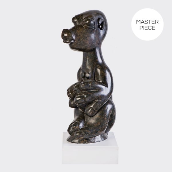 Skulptur eines Buschmenschen in Sitzhaltung aus schwarzem Serpentin vom Bildhauer Bernard Matemera