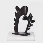 Abstrakte Skulptur aus schwarzem Springstone vom Bildhauer Collern Kotokwa