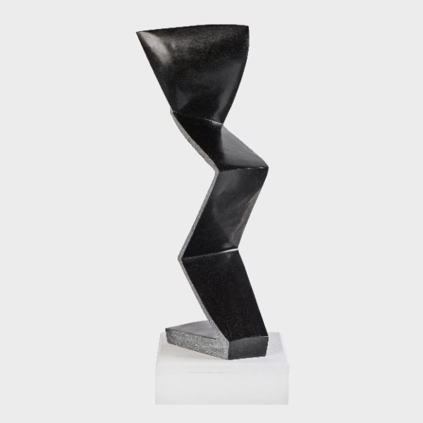 Abstrakte Skulptur "Different Ideas" aus schwarzem Springstone vom Bildhauer Douglas Goshomi