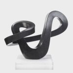 Unendliche Skulptur aus schwarzem Springstone vom Bildhauer Elvis Mamvura