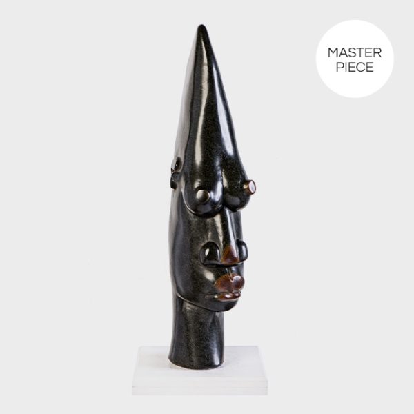 Schwarze Springstone Skulptur "Womanizer" mit spitzem Kopf vom Bildhauer Bernard Matemera