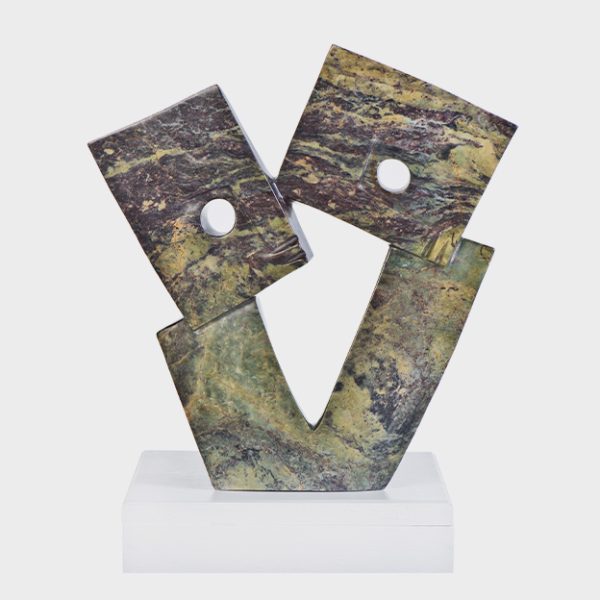 Abstrakte Pärchen Skulptur "Couple" aus grün, braunem Cobaltstone vom Bildhauer Onward Sango