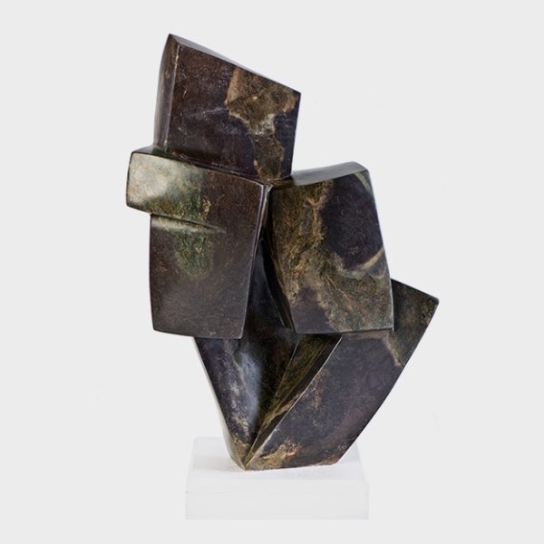 Abstrakte Liebesskulptur "In love" aus grün, braunem Cobaltstone vom Bildhauer Onward Sango
